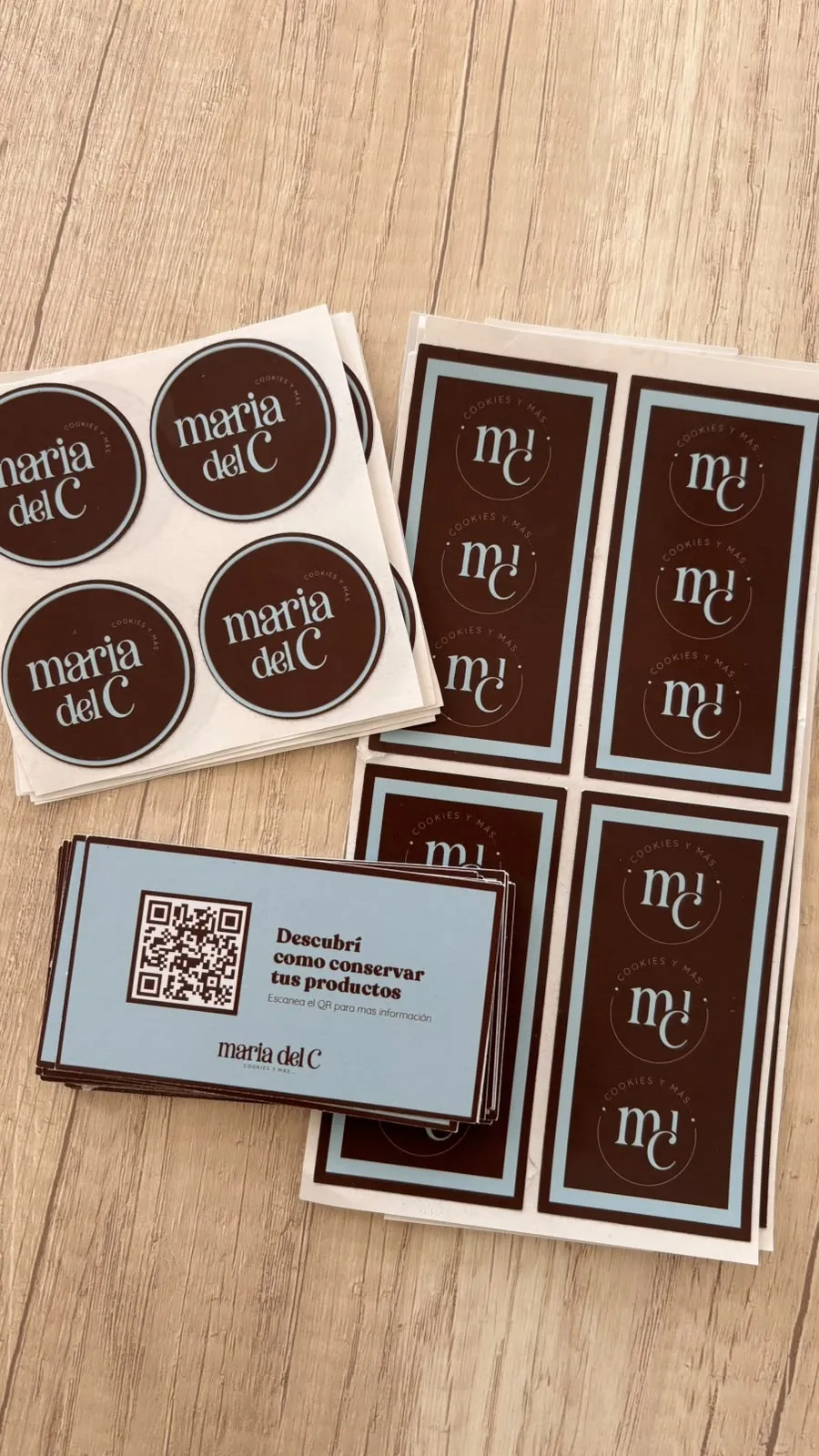 Stickers, tarjetas y cierra bolsas personalizados de un pack de marca Chirimoya
