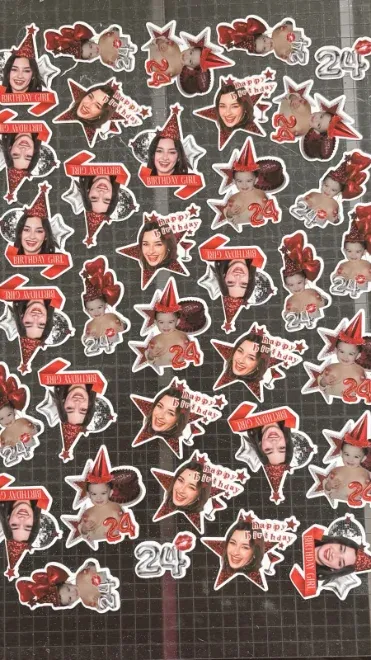 Hoja de stickers personalizados en proceso de corte