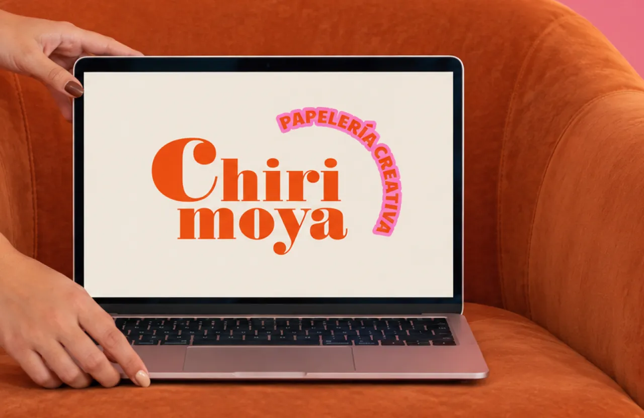 Identidad de marca Chirimoya en pantalla de laptop