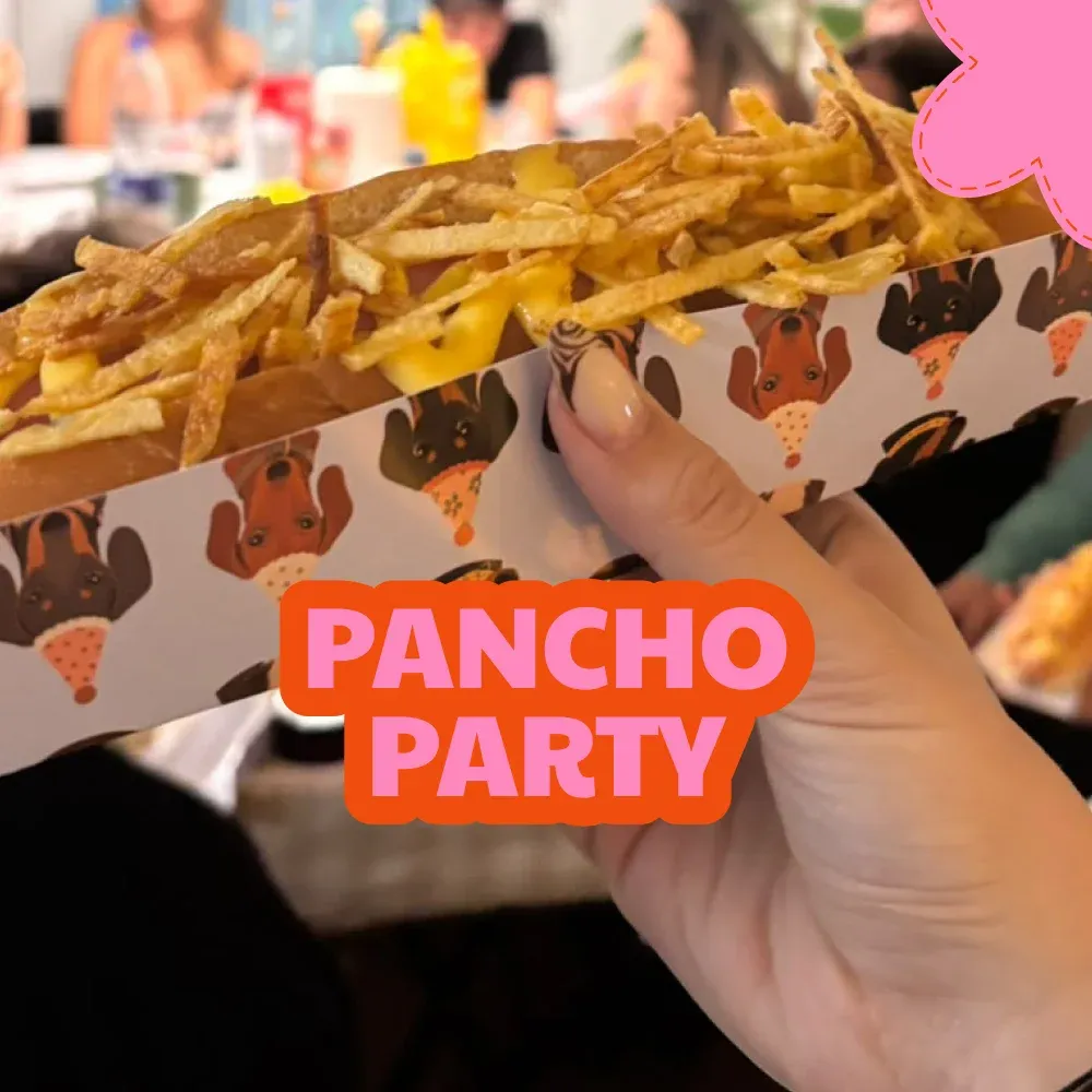 Pancho con queso y papas fritas en portapanchos personalizados Chirimoya